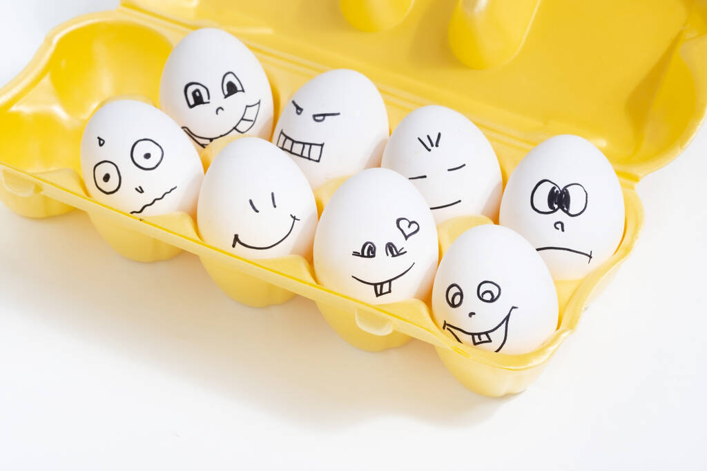 набор смешных яиц с нарисованными лицами
 - Фото, изображение