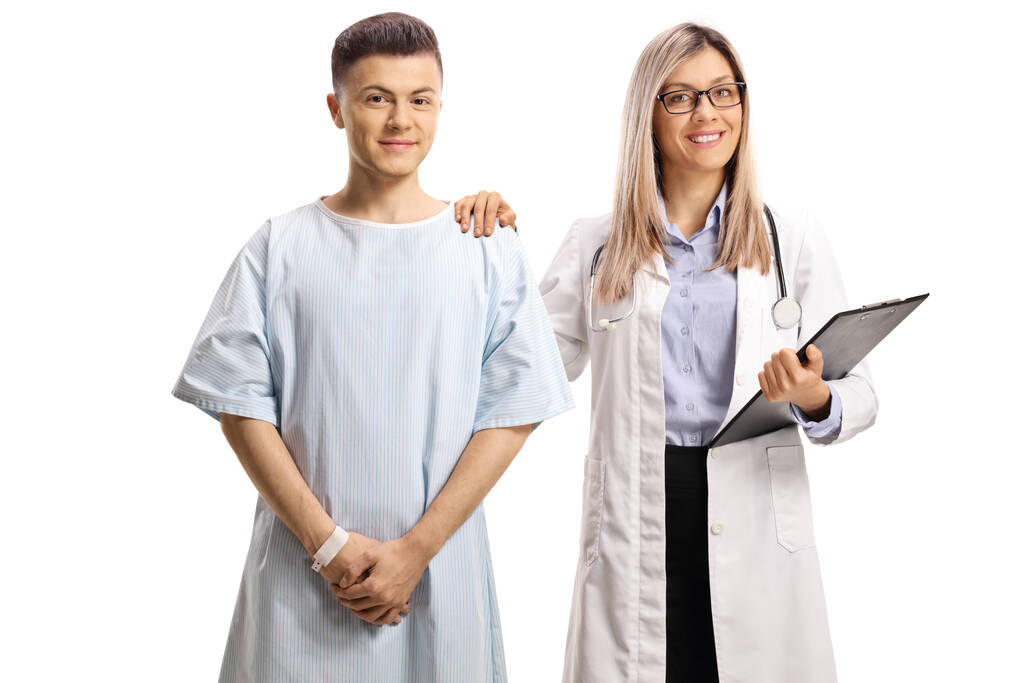 Жінка-лікар тримає молодого пацієнта на плечі ізольовано на білому тлі
 - Фото, зображення