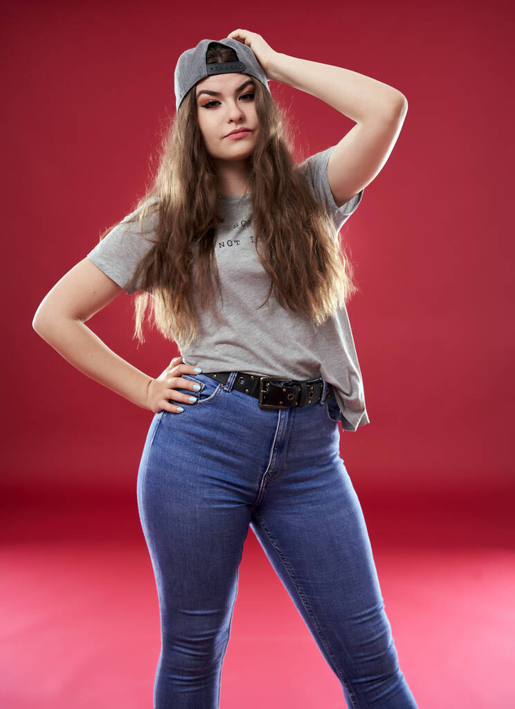 Retrato de una joven rebelde sobre fondo rojo
 - Foto, Imagen