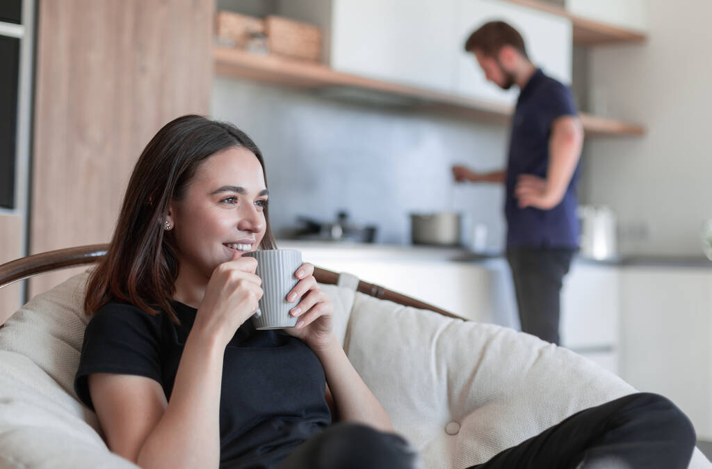 Schöne junge Frau trinkt Kaffee in der Küche - Foto, Bild