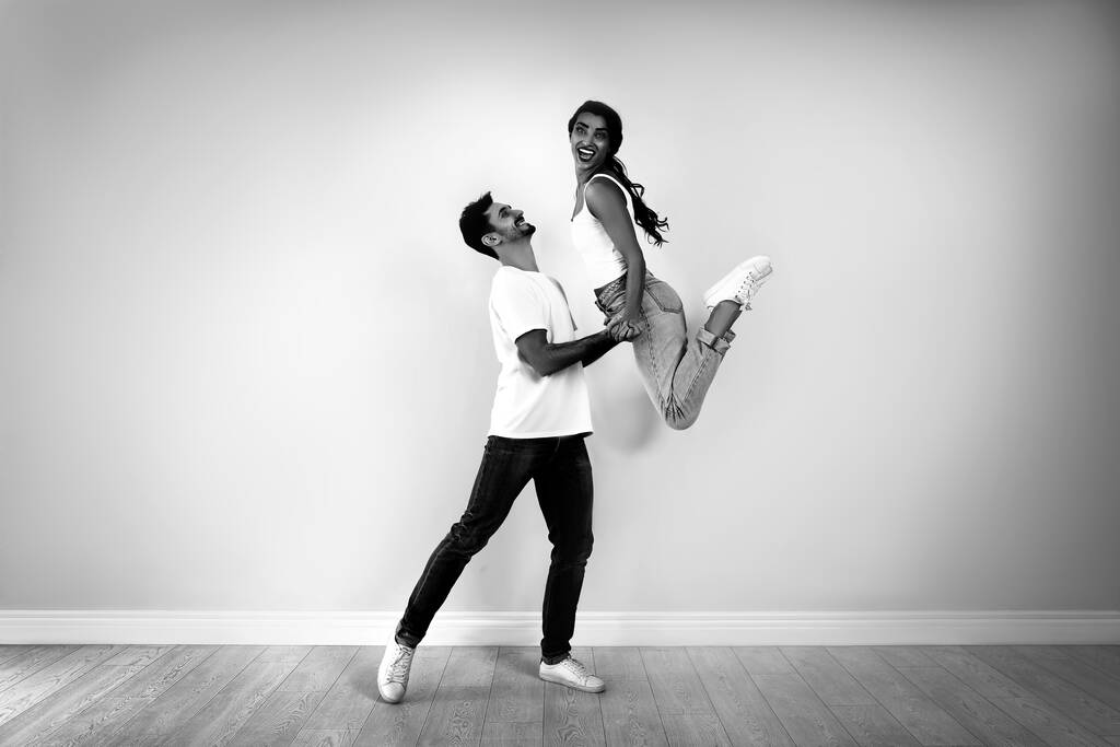Hermosa pareja joven bailando en estudio moderno
 - Foto, Imagen