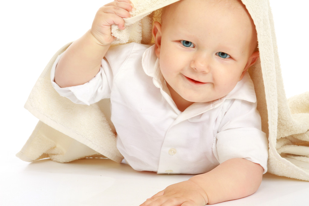 Ребенок, покрытый полотенцем
 - Фото, изображение