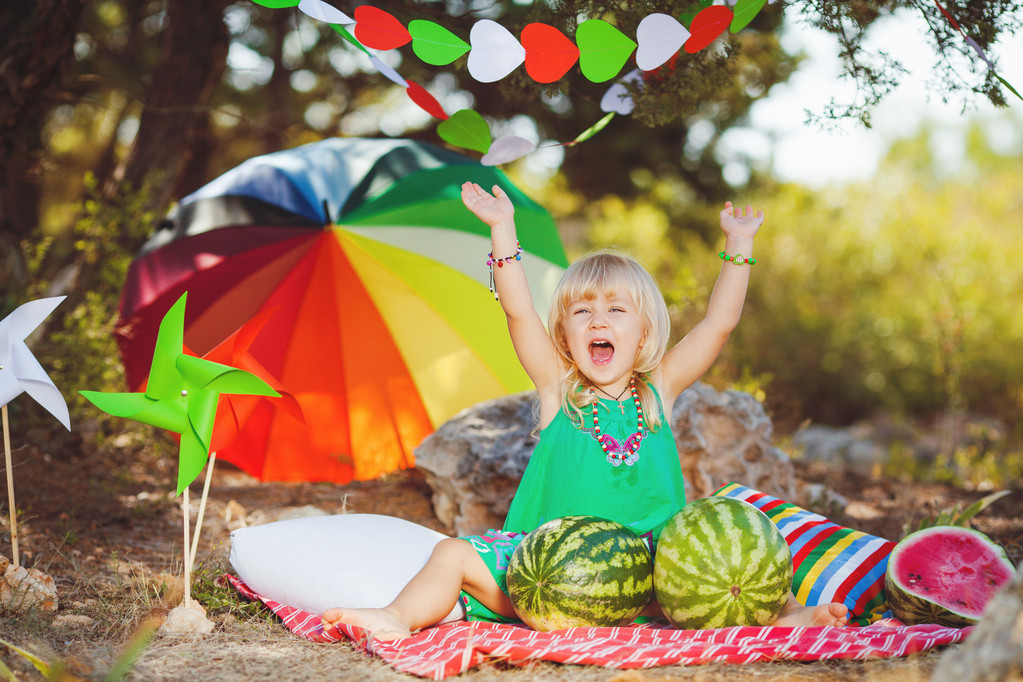 Menina bonito brincando com melancias no parque de verão ao ar livre
 - Foto, Imagem
