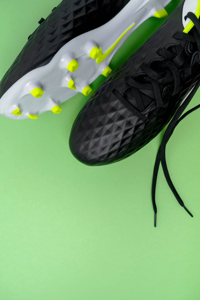 Moskwa, Rosja - czerwiec 2020: NIKE Tiempo Legend 8 buty piłkarskie Pro FG odizolowane na zielonym tle. Tło tematyczne piłki nożnej.  - Zdjęcie, obraz