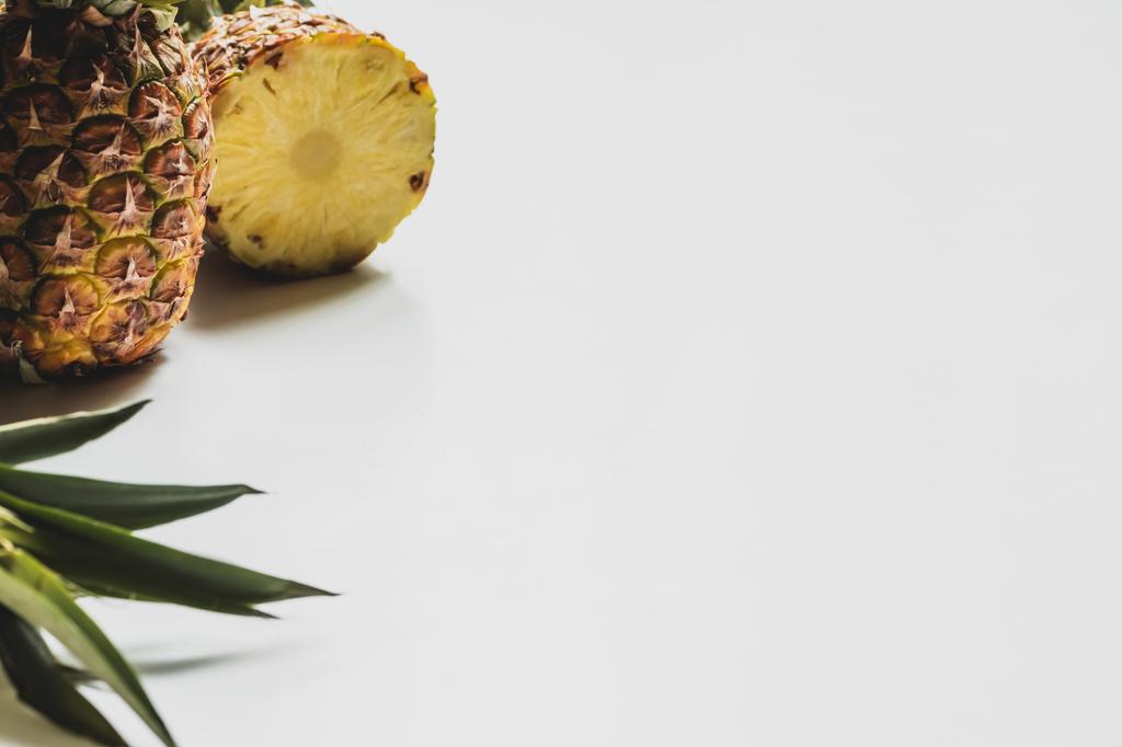 fresco taglio deliziosi ananas su sfondo bianco
 - Foto, immagini