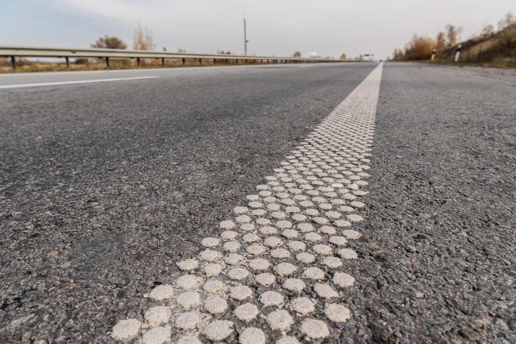 pruh na šedém asfaltu na prázdné dálnici  - Fotografie, Obrázek