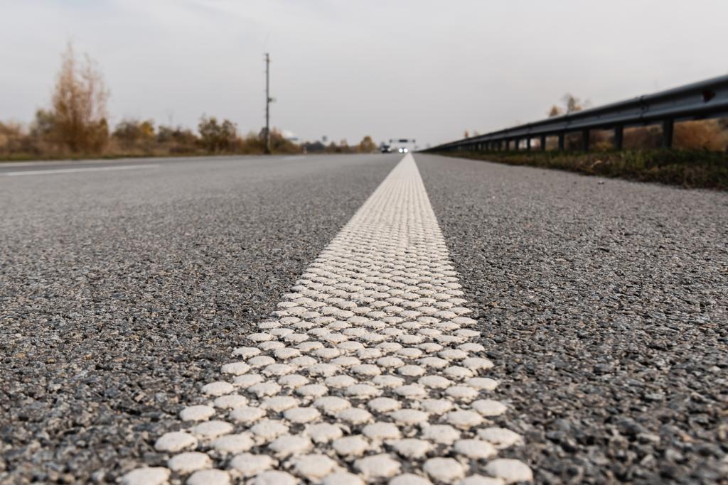 focalisation sélective de la voie sur l'asphalte gris sur l'autoroute vide  - Photo, image