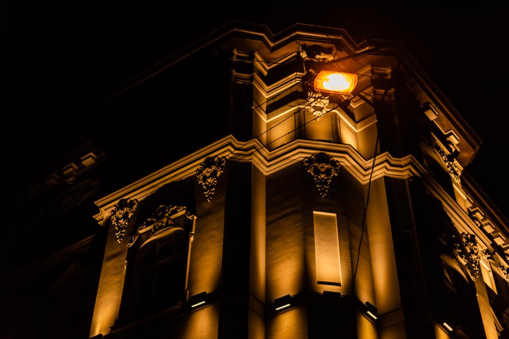 vista a basso angolo dell'edificio con illuminazione notturna
  - Foto, immagini
