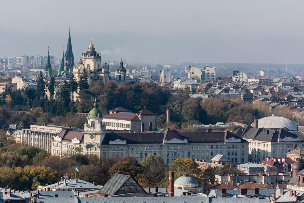 LVIV, UKRAJINA - 23. října 2019: letecký pohled na radnici a dominikánský kostel v historickém centru města - Fotografie, Obrázek