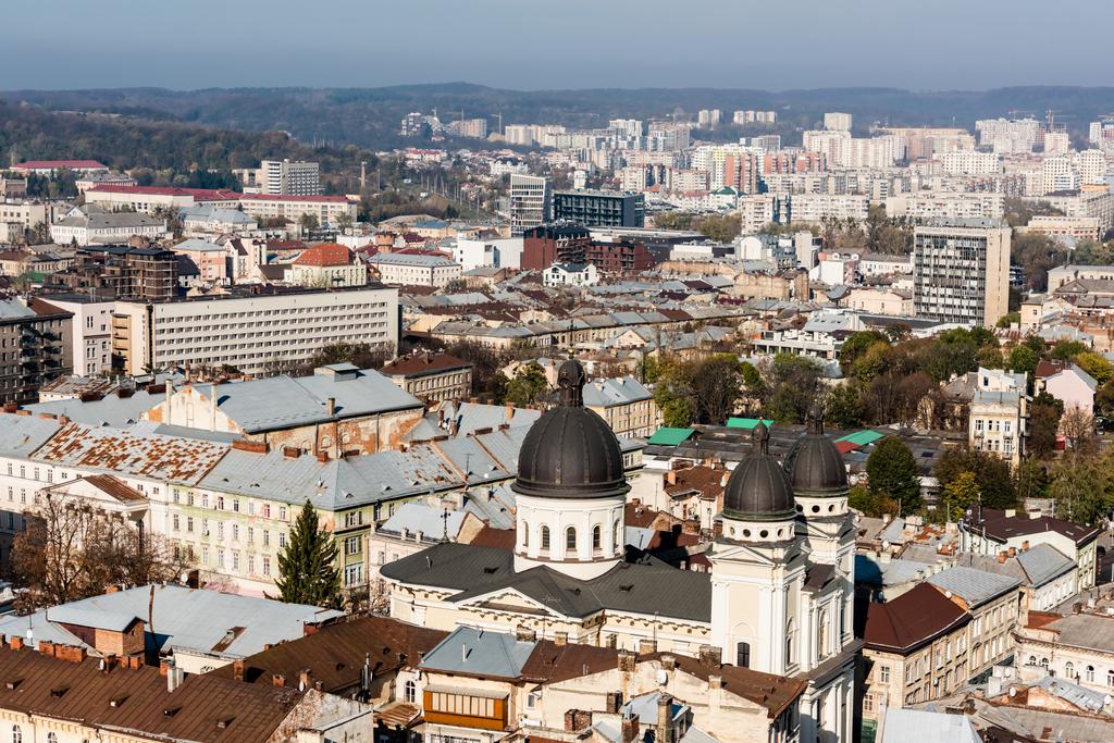 LVIV, UKRAINE - Október 23, 2019: légi kilátás a városra dominikai templom körül régi épületek - Fotó, kép