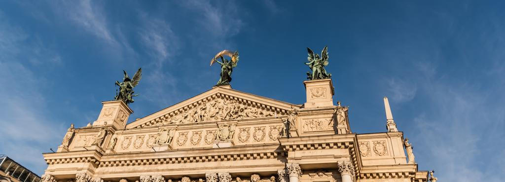 štítek Lvova divadla opery a baletu proti modré obloze, horizontální obraz - Fotografie, Obrázek