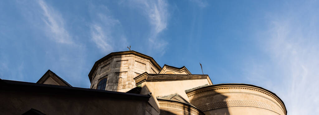 οριζόντια εικόνα της αρχαίας εκκλησίας κατά του μπλε ουρανού στο lviv, Ουκρανία - Φωτογραφία, εικόνα