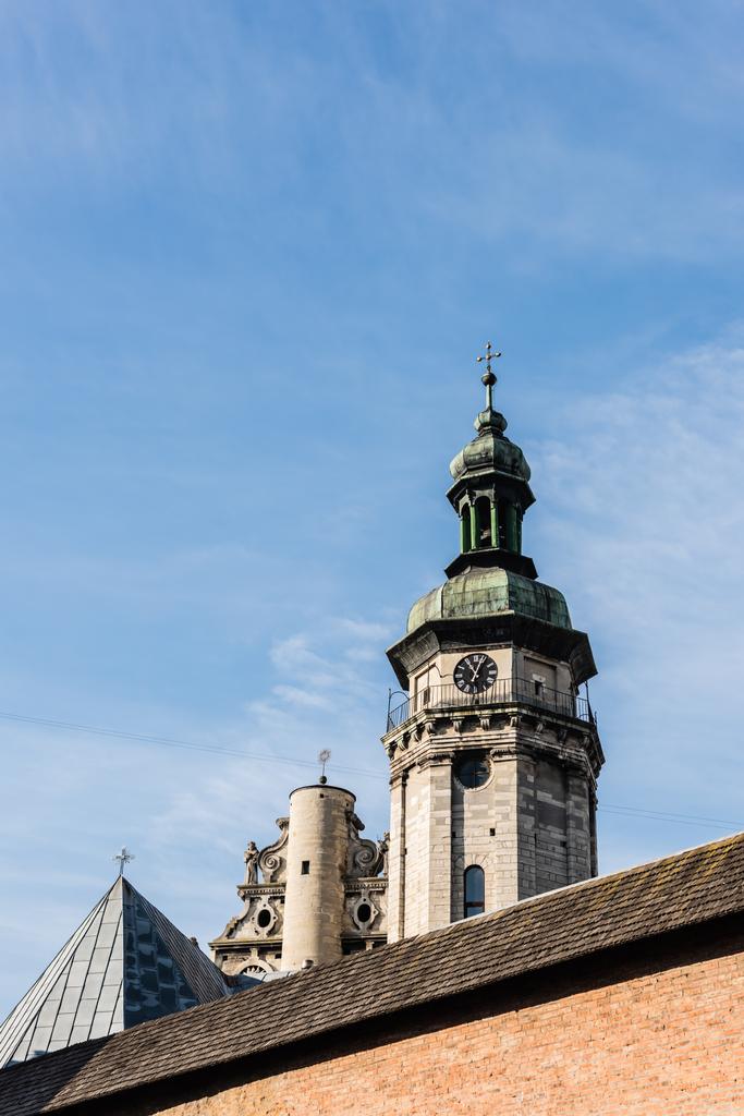 torre korniakt y la pared del monasterio contra el cielo azul en lviv, Ucrania
 - Foto, imagen