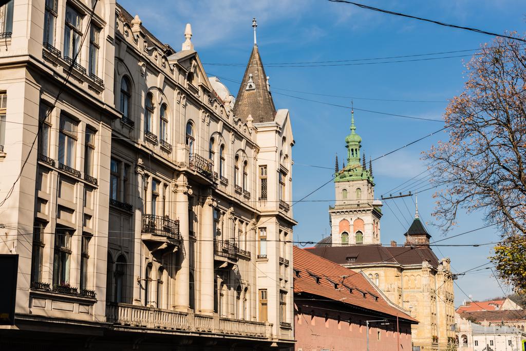 bâtiments néoclassiques et tour korniakt contre le ciel bleu à lviv, ukraine - Photo, image