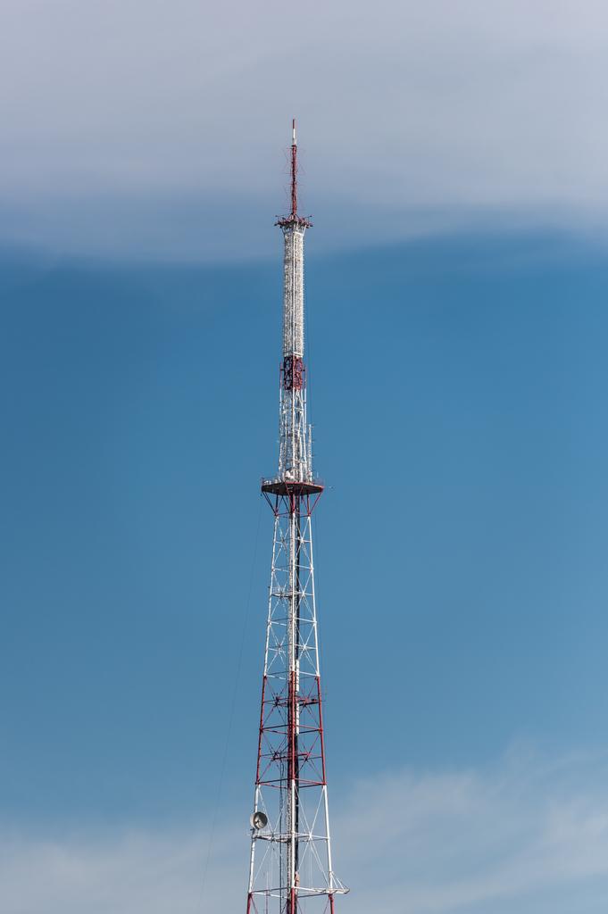ραδιοτηλεοπτικός πύργος κατά του μπλε ουρανού στο lviv, Ουκρανία - Φωτογραφία, εικόνα