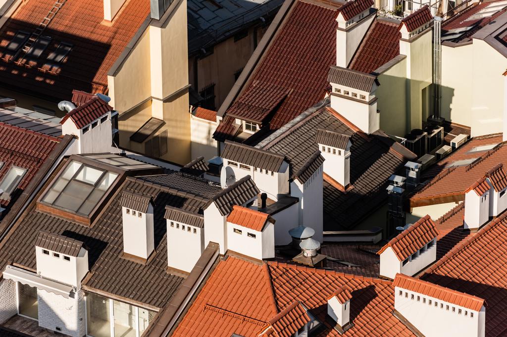 bovenaanzicht van huizen met kleurrijke betegelde daken in lviv, ukraine - Foto, afbeelding