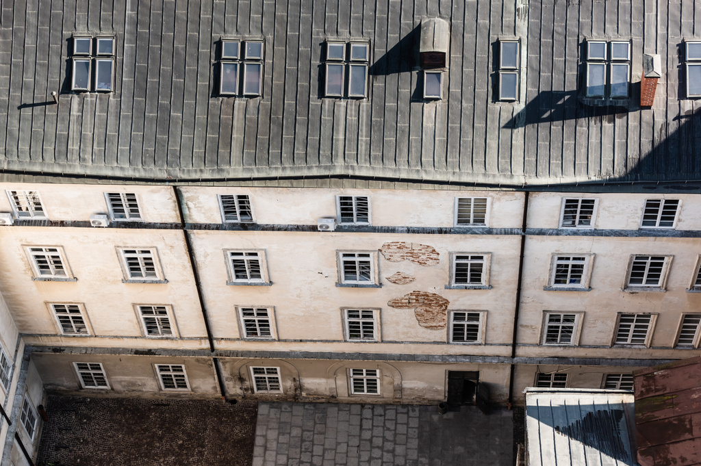 vista aérea de la vieja casa con ventanas mansard en lviv, Ucrania
 - Foto, Imagen