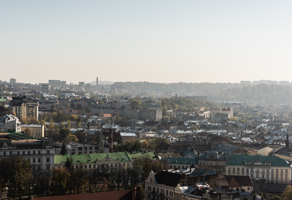 мальовничий вид на місто зі старими будинками і панорамою, Львів, Україна
 - Фото, зображення
