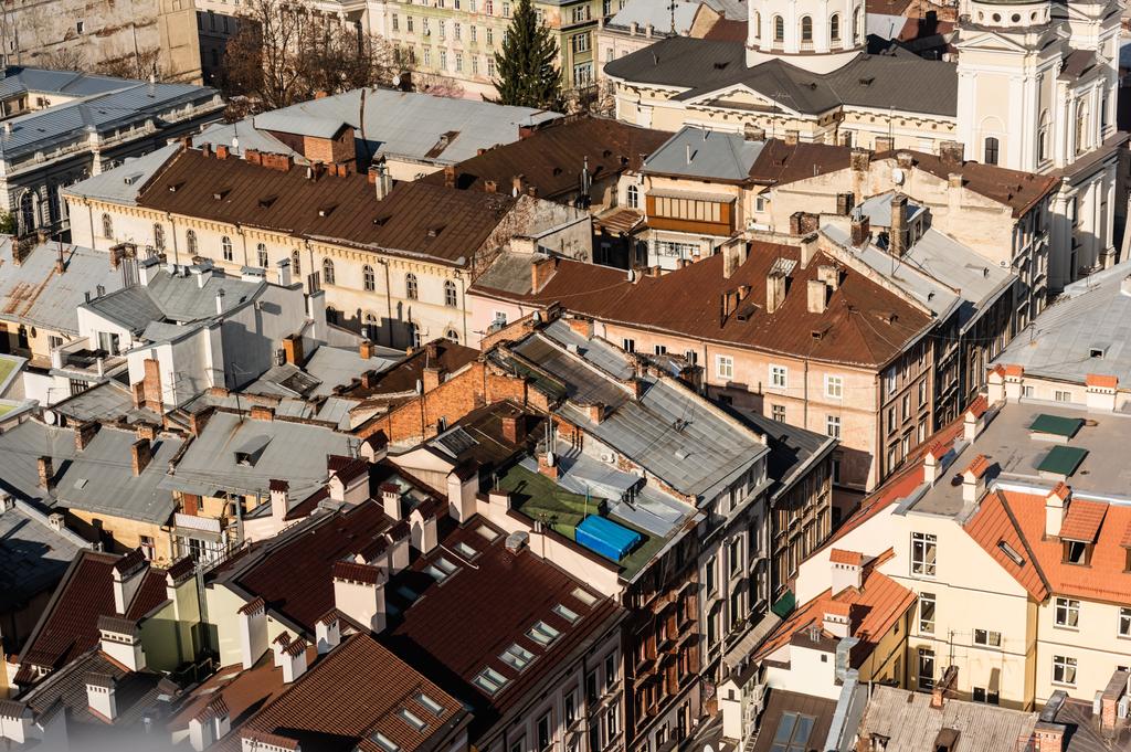 widok z lotu ptaka domów z kolorowymi dachami w historycznym centrum lwowa, Ukraina - Zdjęcie, obraz