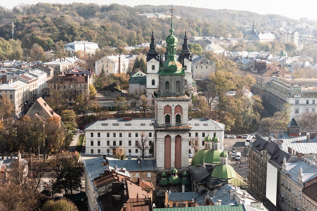 κεραία άποψη της εκκλησίας Carmelite, Korniakt πύργο και τα σπίτια στο ιστορικό κέντρο lviv, Ουκρανία - Φωτογραφία, εικόνα