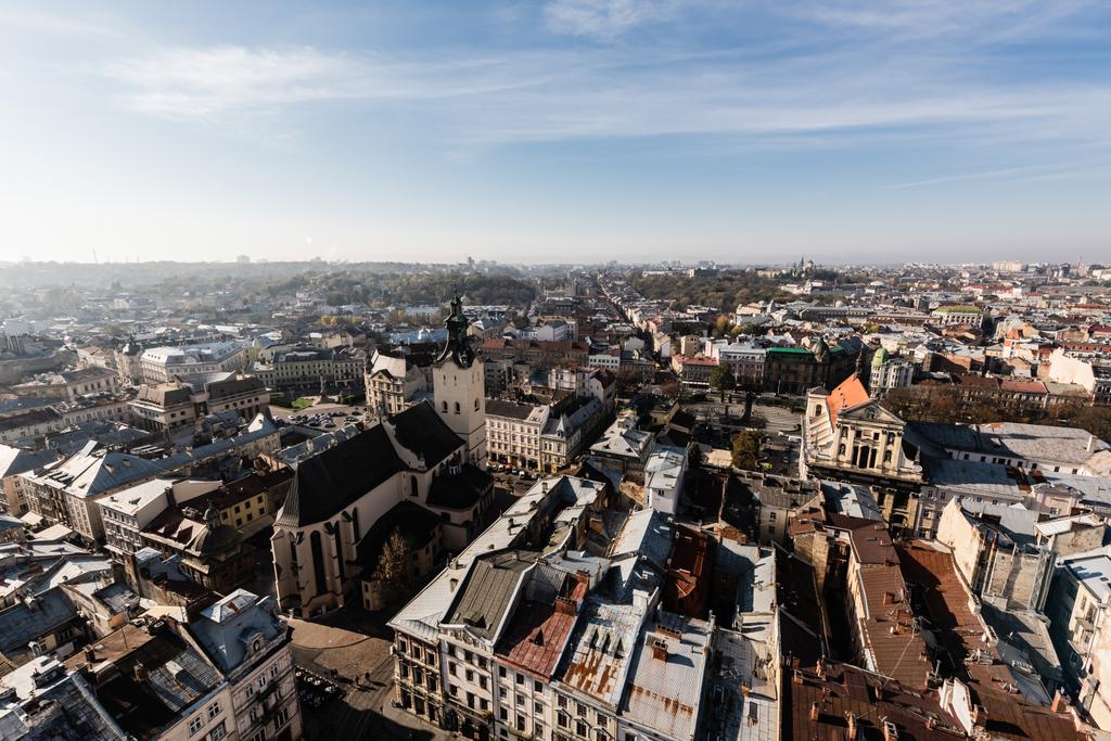 malebný letecký pohled na historické centrum města s autentickými domy a kostely lvova, ukrajinské - Fotografie, Obrázek