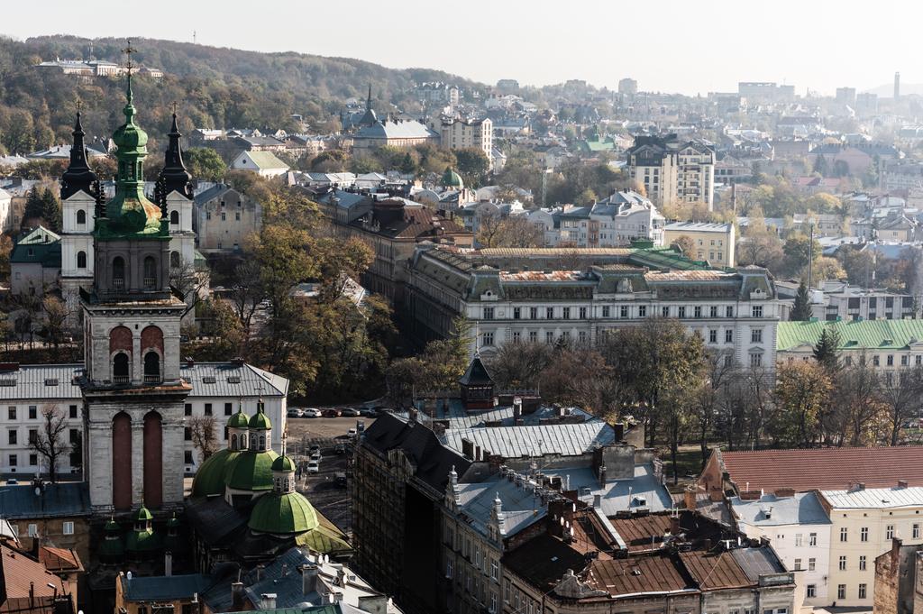 luchtfoto van lviv stad met karmeliet kerk en gebouwen in het centrum van lviv, ukraine - Foto, afbeelding