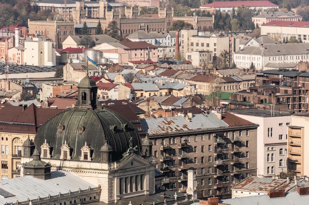 luchtfoto van de stad met dak van dominicaanse kerk en oude gebouwen in het historische centrum - Foto, afbeelding