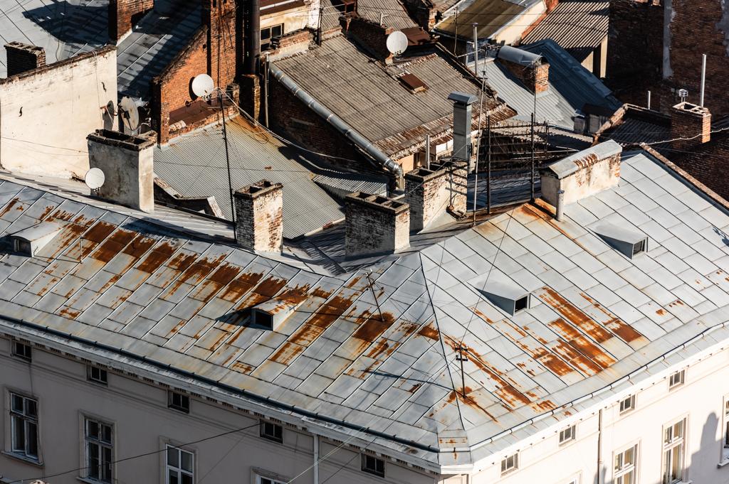 antenni näkymä vanhoihin taloihin ruosteinen metallinen kattojen lviv, ukrainalainen - Valokuva, kuva
