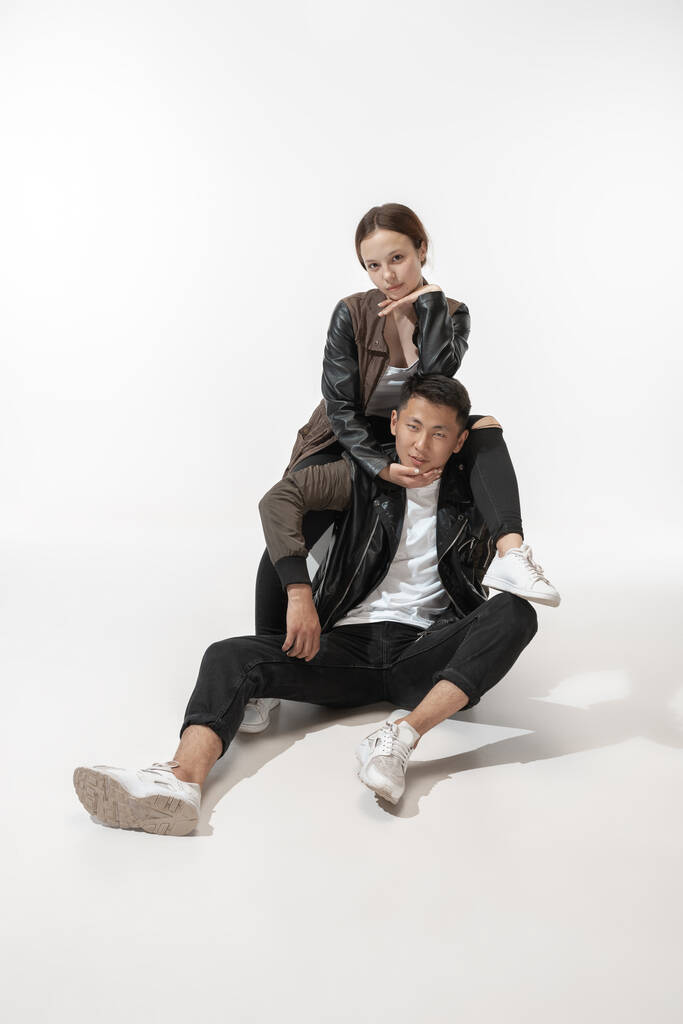 Trendy coppia di moda isolato su sfondo bianco monolocale
 - Foto, immagini