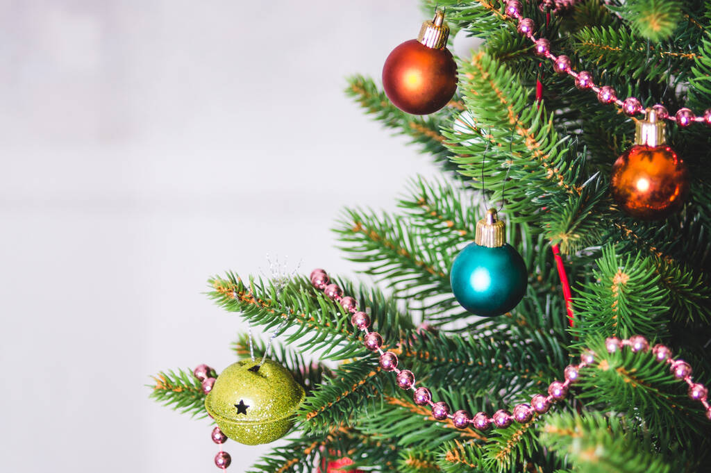 Decorazioni natalizie e giocattoli su abete artificiale, atmosfera di Capodanno. - Foto, immagini