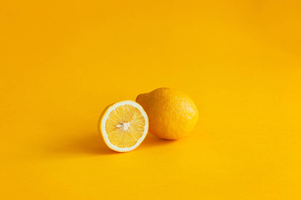 Sarı arka planda limonlar - Fotoğraf, Görsel