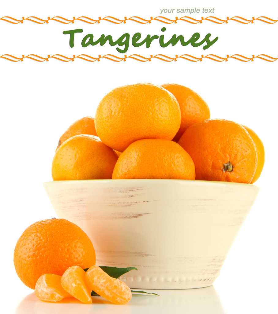 rijp mandarijnen in kom geïsoleerd op wit - Foto, afbeelding