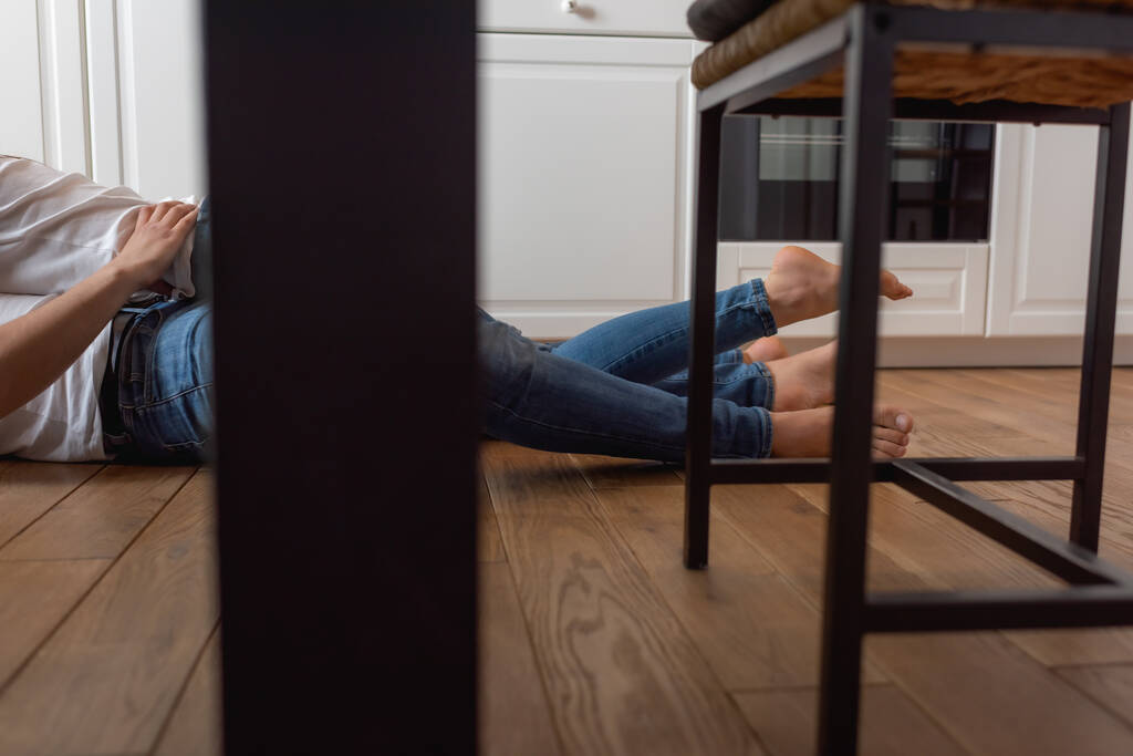 обрізаний вид сексуальної пари лежить на підлозі вдома
  - Фото, зображення