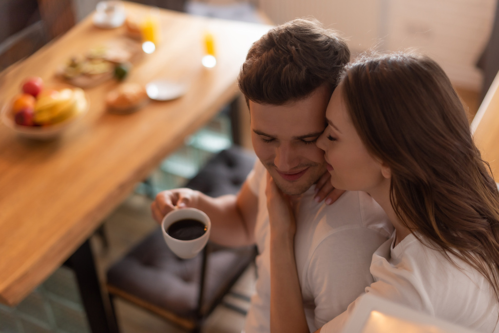 foyer sélectif de jeune femme embrasser homme avec tasse de café
  - Photo, image