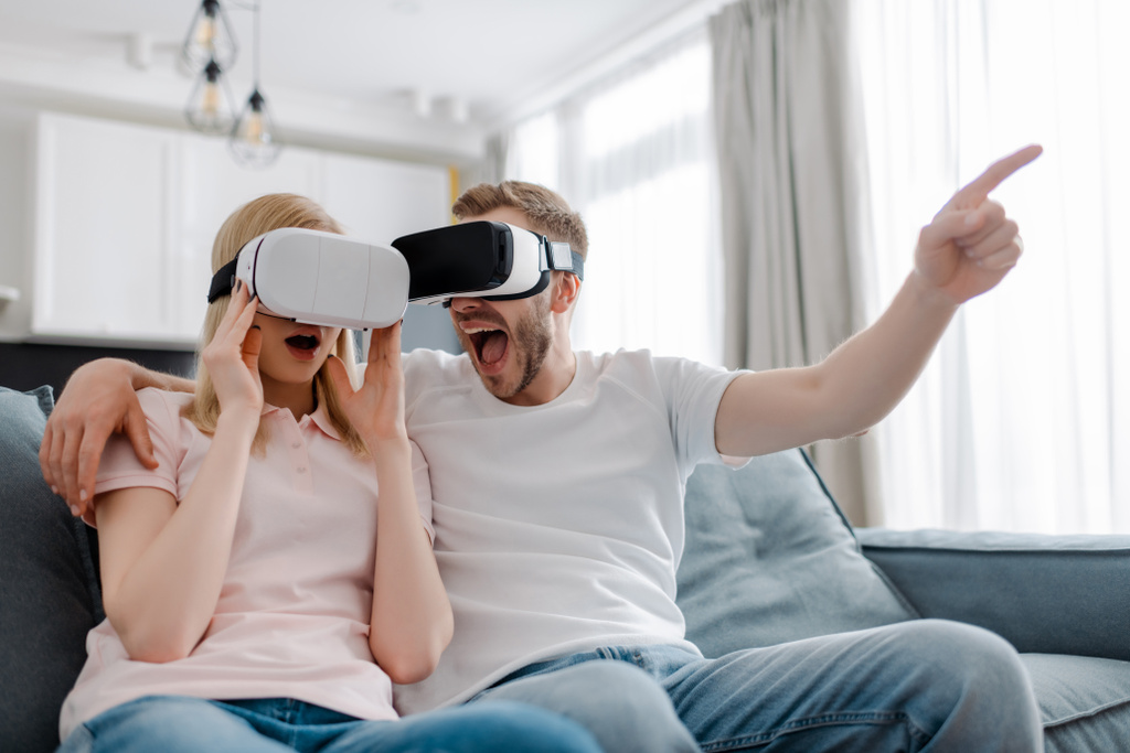 izgatott férfi ujjal mutogatás közel lány virtuális valóság headset otthon  - Fotó, kép