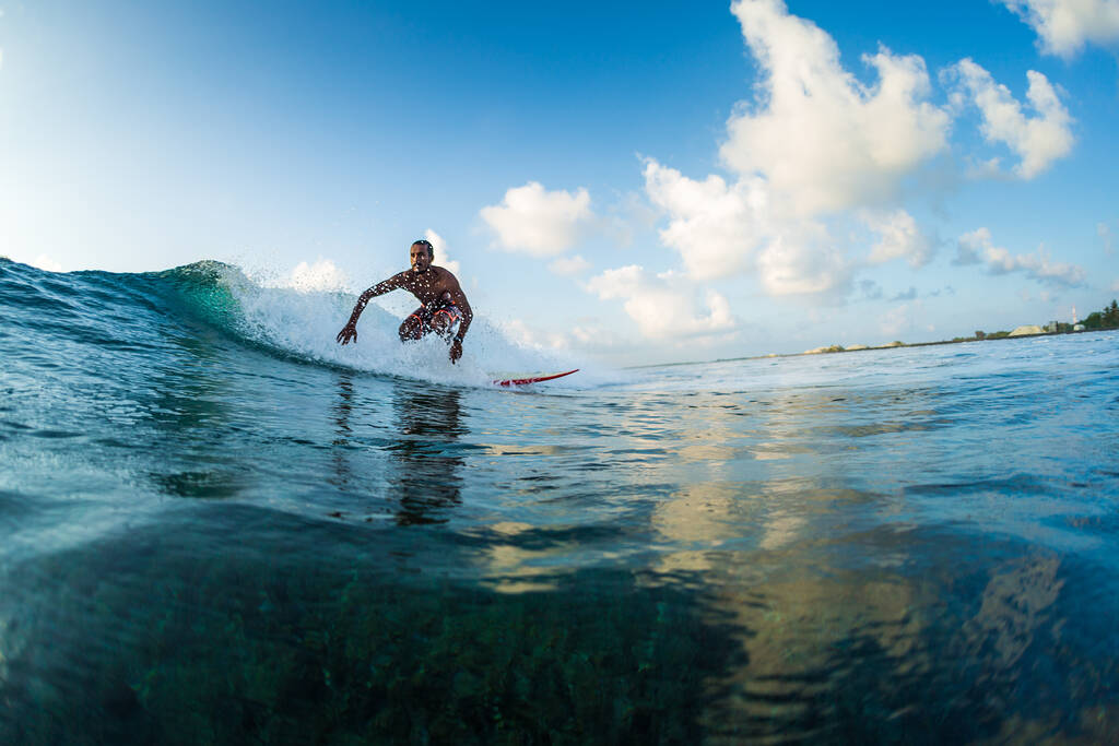 Surffaaja ratsastaa aallolla. Extreme urheilu ja aktiivinen elämäntapa käsite - Valokuva, kuva