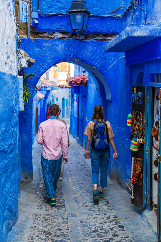 Ομάδα τουριστών στη διάσημη μπλε πόλη. Chefchaouen, Μαρόκο - 13 Σεπτεμβρίου 2019. - Φωτογραφία, εικόνα