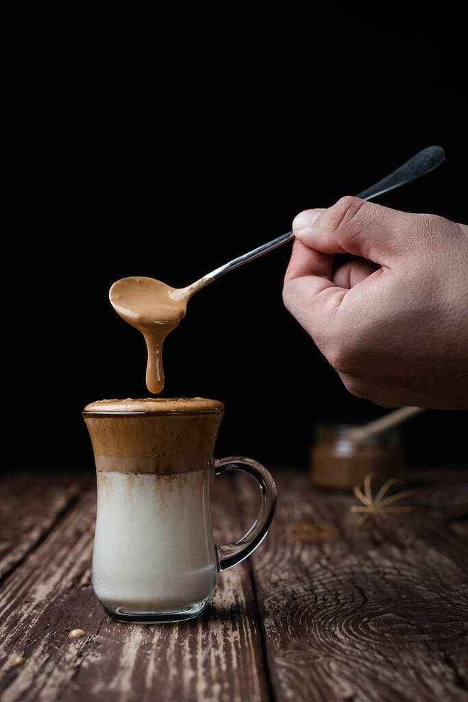 Ledová káva Dalgona, módní nadýchané krémové šlehané kávy - Fotografie, Obrázek