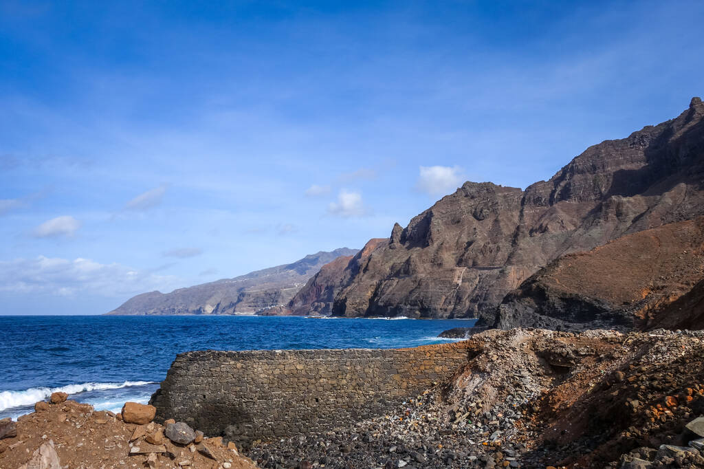 Acantilados y vista al mar en la isla de Santo Antao, Cabo Verde, África
 - Foto, Imagen