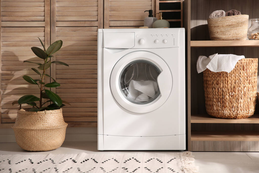 Machine à laver moderne et étagère dans la buanderie intérieure - Photo, image