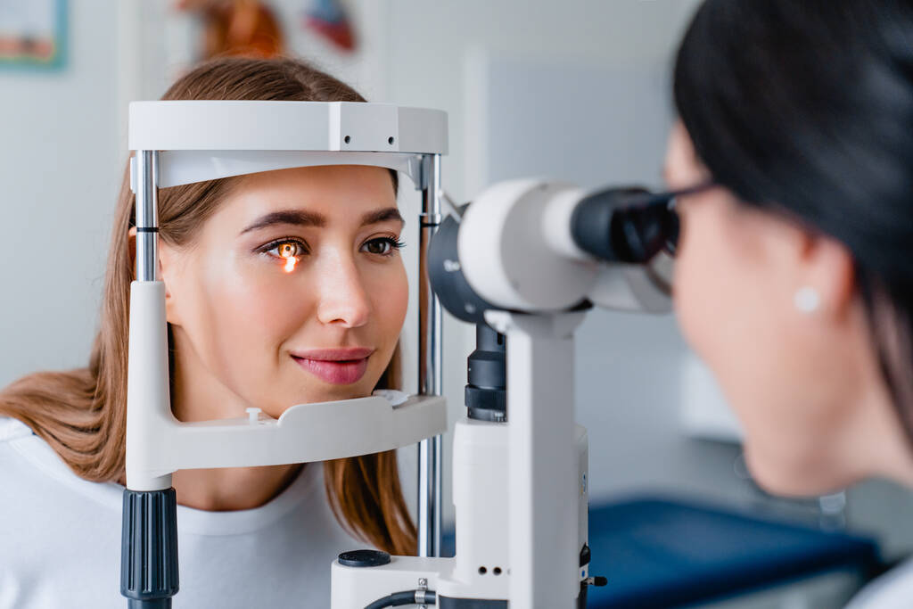 Oční lékař s pacientkou během vyšetření na moderní klinice - Fotografie, Obrázek