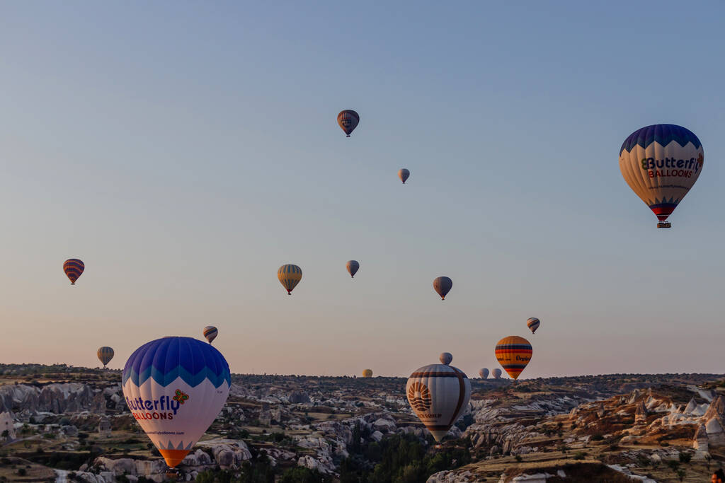 ゴーメ,カッパドキア,トルコ8月23日:空の多くの熱気球。人々は地面からそれらを見る。カッパドキア地球ピラミッド。観光コンセプト. - 写真・画像