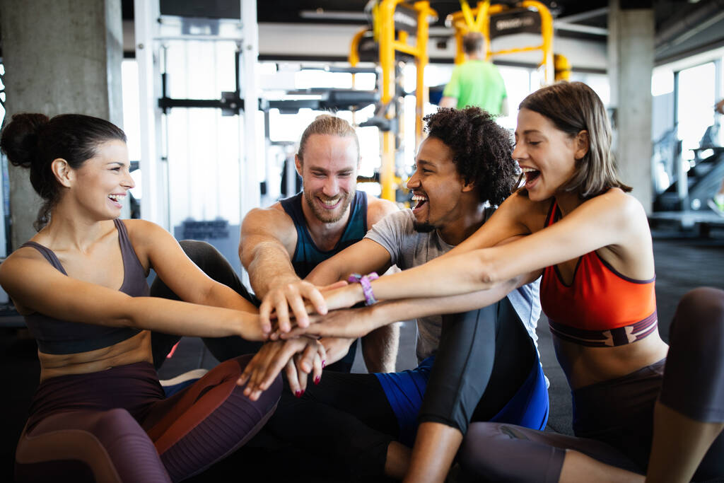 Pessoas diversas felizes exercitam-se juntas no ginásio para se manterem saudáveis. Conceito de formação desportiva - Foto, Imagem