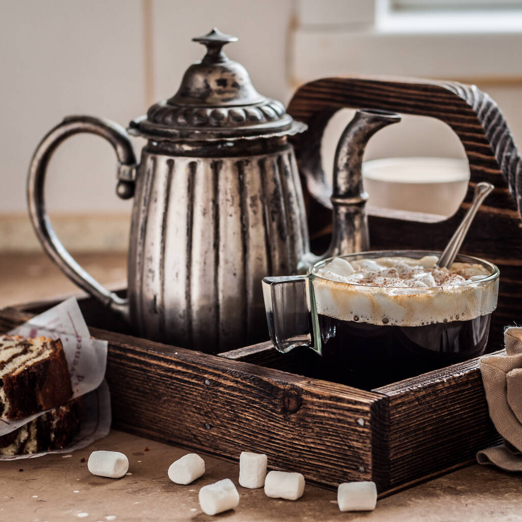 Καφές με Marshmallows και φέτες κέικ Ζέβρα σε ένα τραπέζι κουζίνας σε μια ξύλινη σχάρα, πλατεία - Φωτογραφία, εικόνα