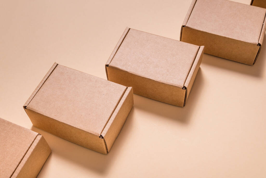 Багато квадратних картонних коробок на бежевому фоні
 - Фото, зображення