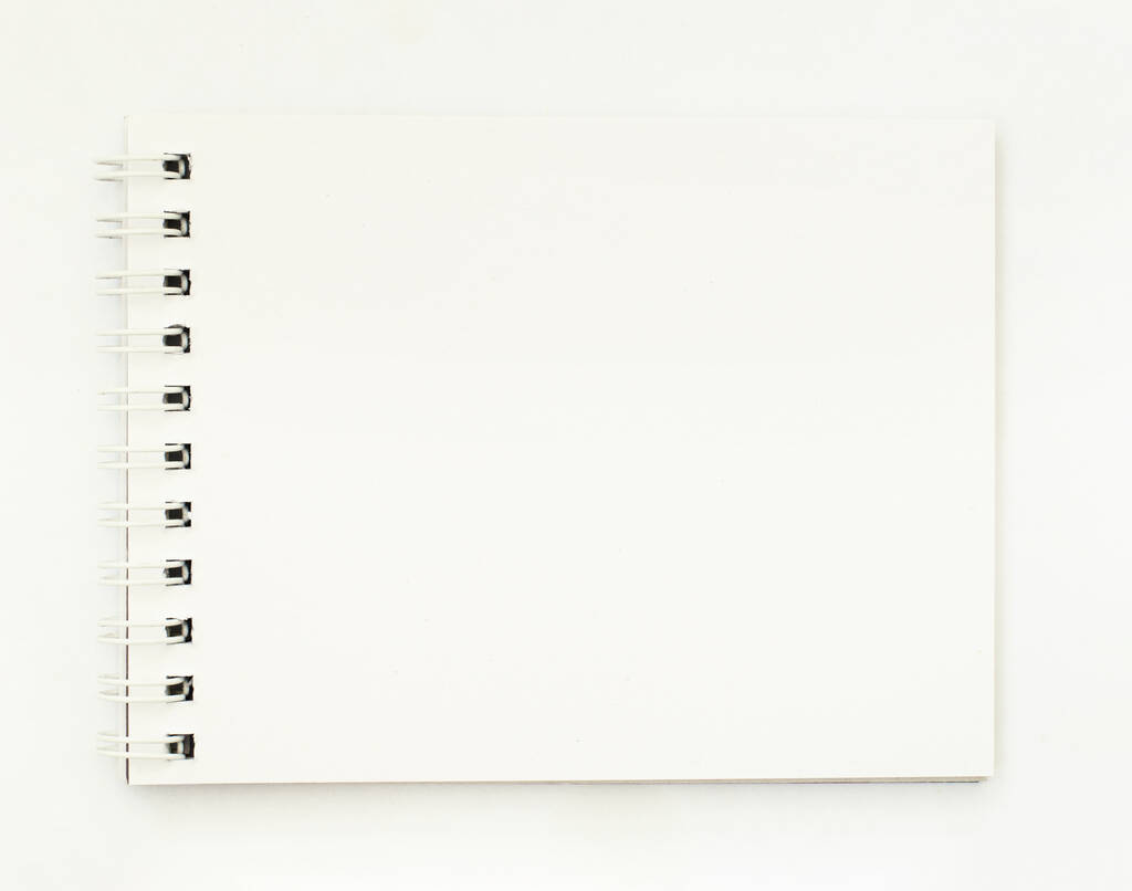 Jegyzetfüzet fehér üres oldalakkal, fehér háttérrel. Lapos fekvés. Felülnézet. - Fotó, kép