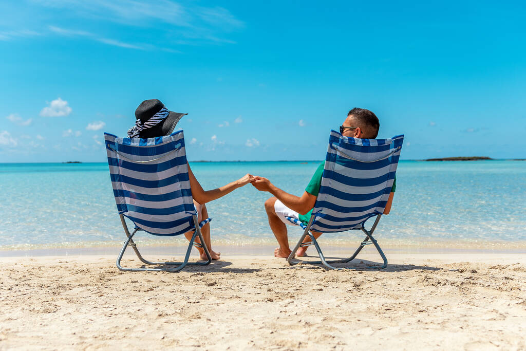 La coppia felice è seduta su una spiaggia tropicale. Concetto vacanza estiva
. - Foto, immagini