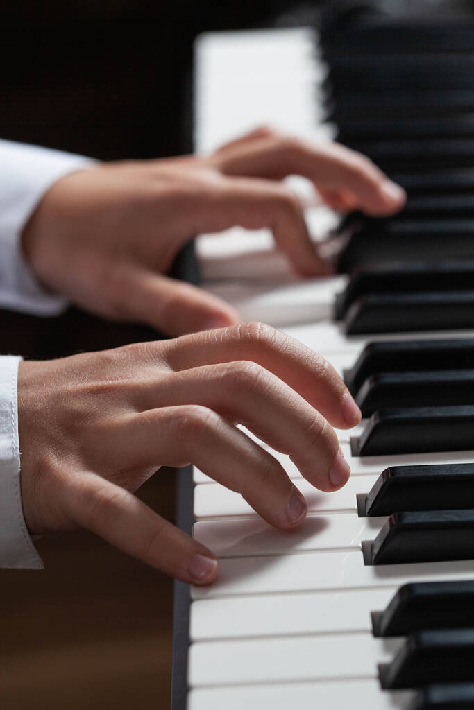 Lähikuva kädet mies soittaa pianoa. musiikkisoitin. - Valokuva, kuva