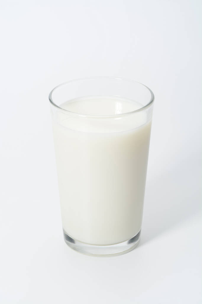 vaso de leche sobre fondo blanco - Foto, imagen