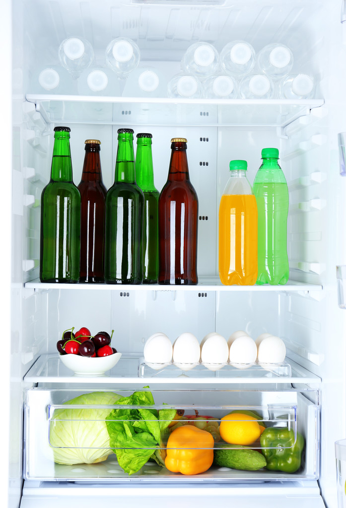 koelkast vol met voedsel - Foto, afbeelding
